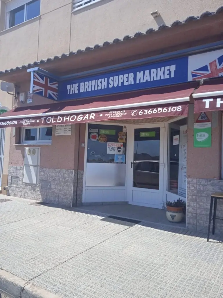 Estanterías de producto británico en British Super Market, Los Belones