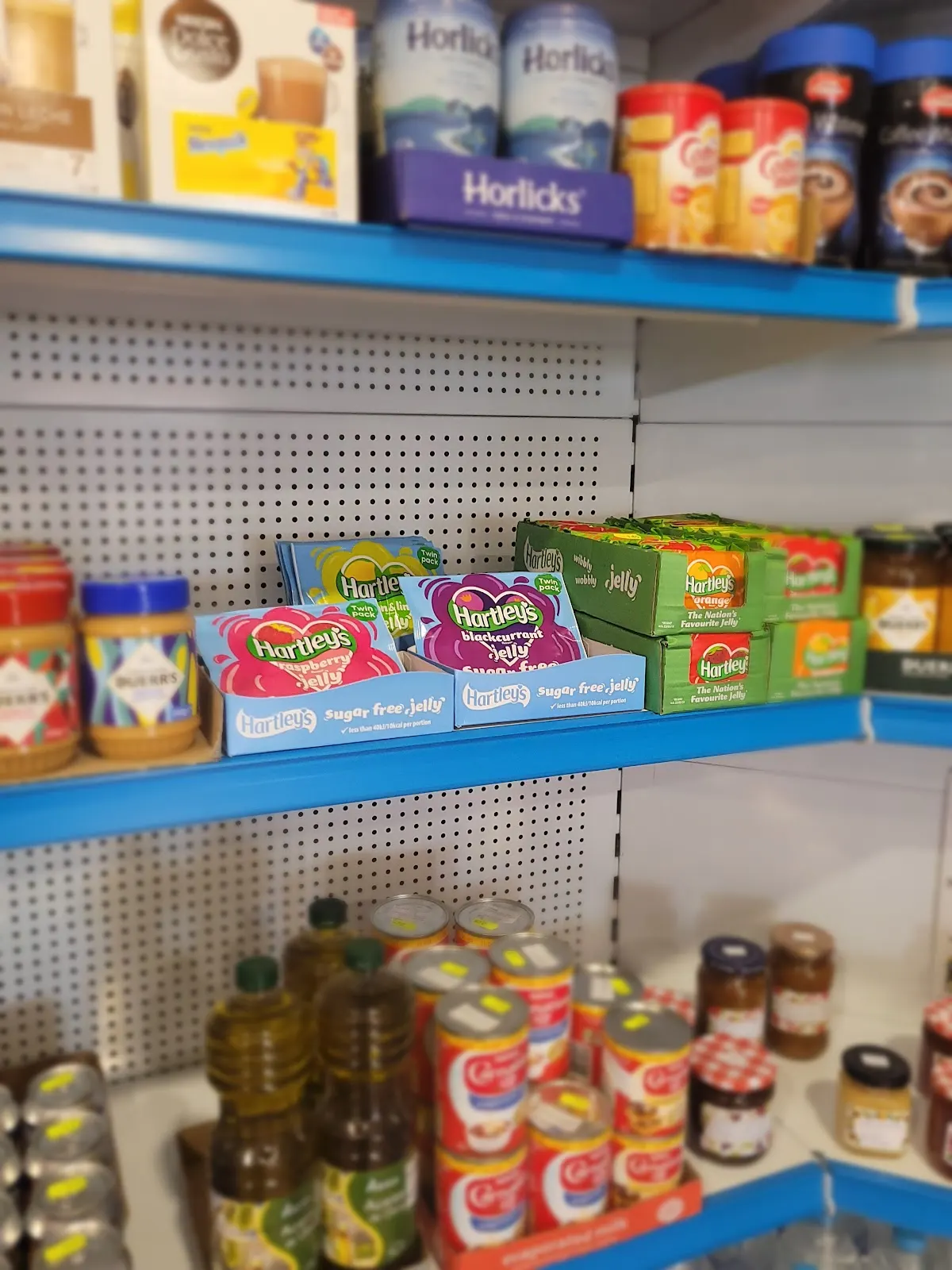 Interior del supermercado británico en Los Belones