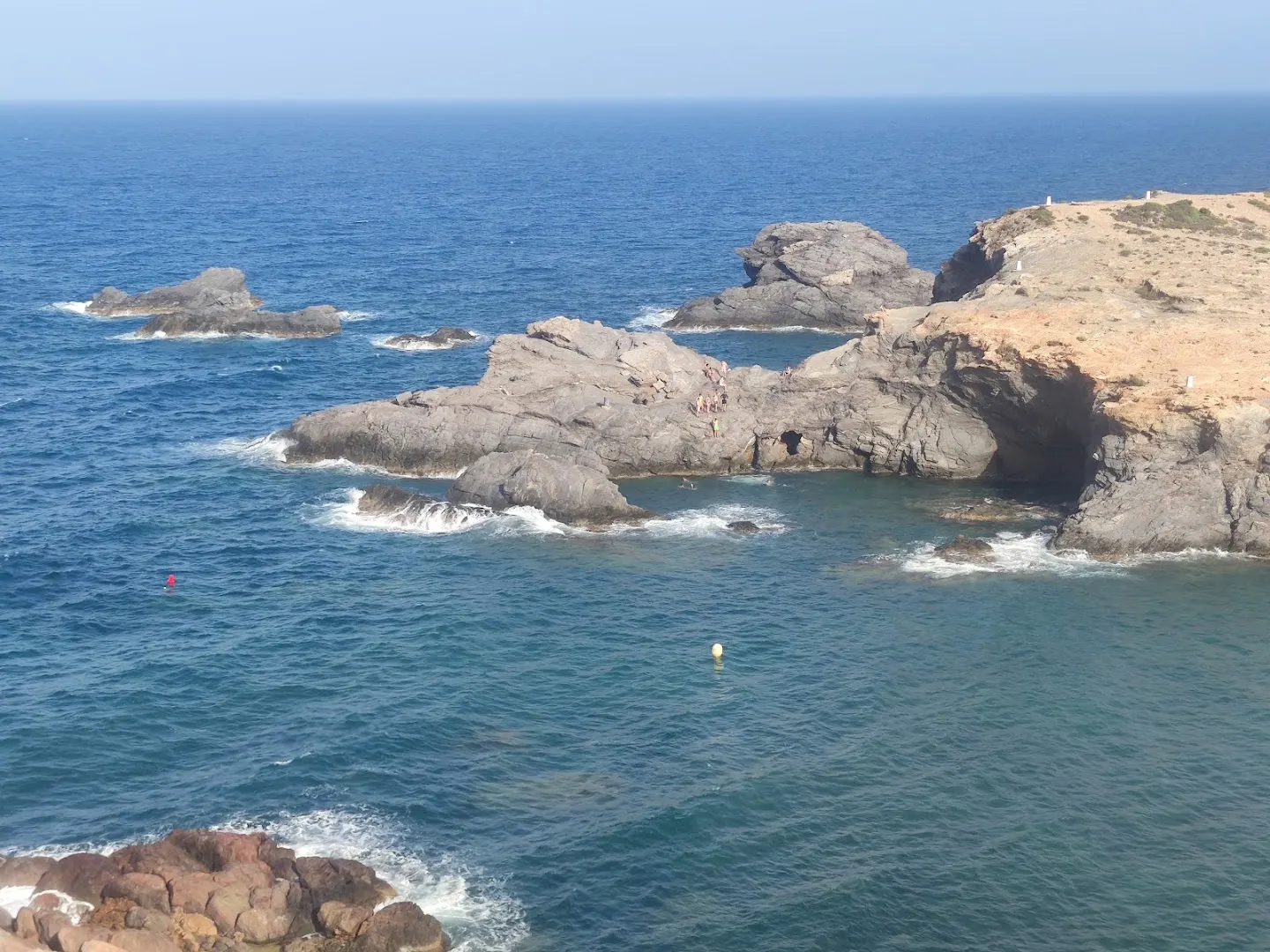 Aguas tranquilas de la Playa de Levante junto al faro, Cabo de Palos