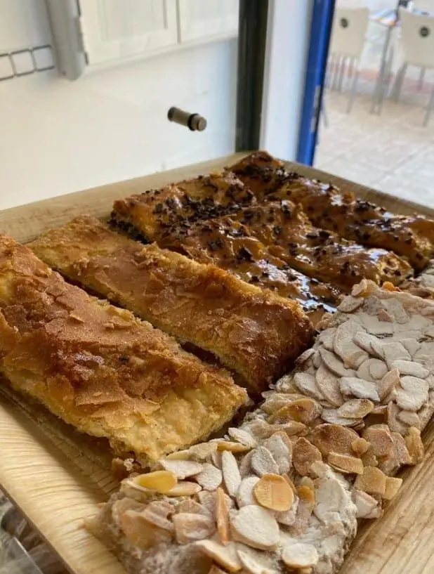 Bandeja de bollería artesanal recién horneada en Café de Levante