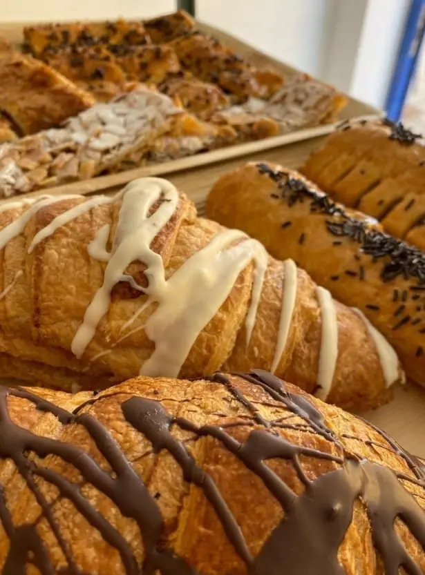 Cruasanes rellenos con chocolate y almendra en el mostrador de Café de Levante