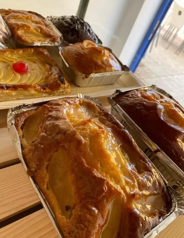 Bizcochos y tartas caseras en bandejas de aluminio en Café de Levante