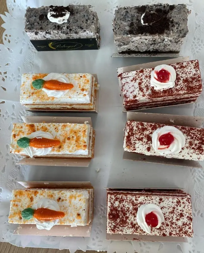 Selección de tartas de queso y red velvet en la vitrina de Café de Levante