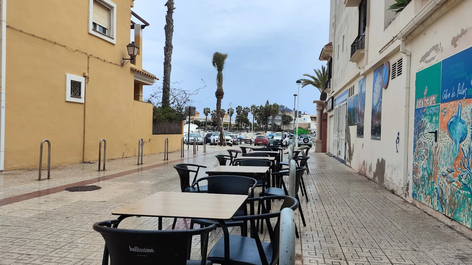 Terraza con mesas de la cafetería 'Bellissimo' en el paseo de Cabo de Palos, junto a Café de Levante