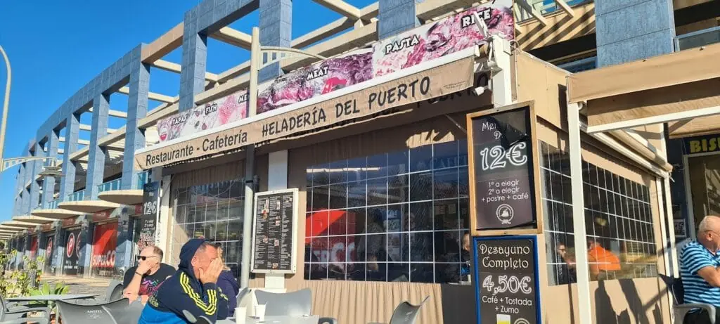 Terraza de Cafetería DelPuerto en Puerto Tomás Maestre