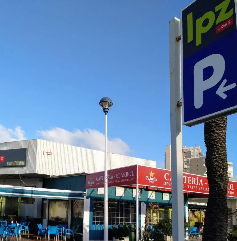 Fachada de Cafetería El Árbol en el Complejo Entremares, La Manga