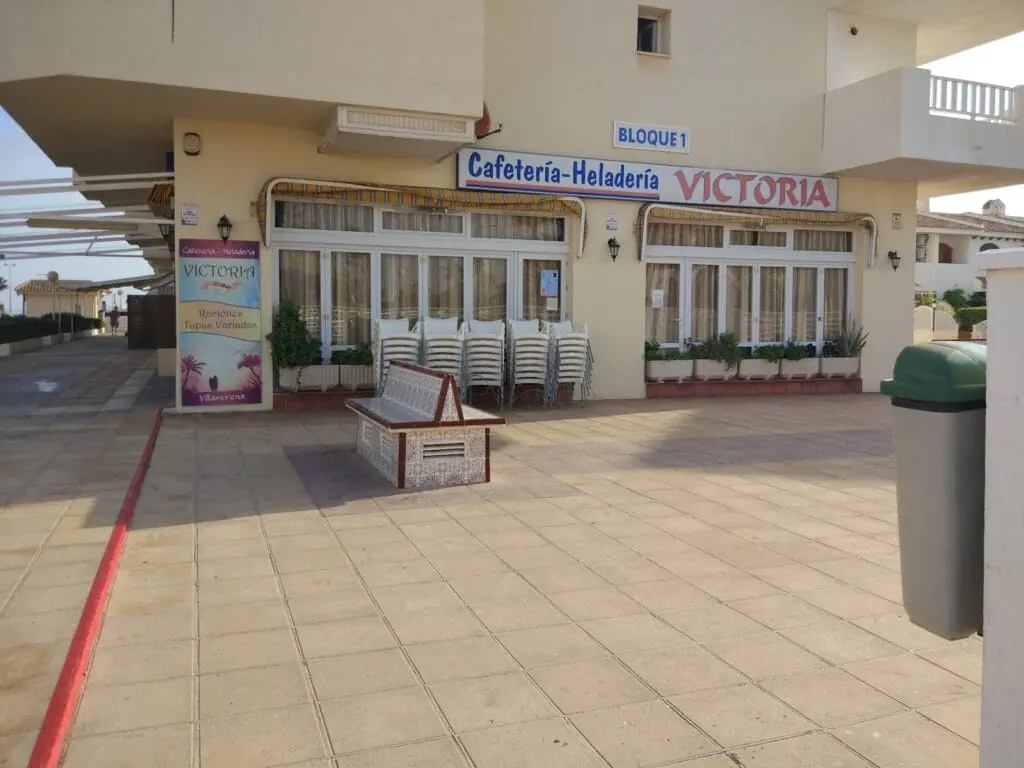 Fachada de la Cafetería Heladería La Victoria, en la Urbanización Villa Morena