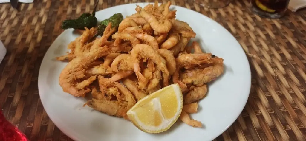 Ración de pescado frito con limón servida en La Victoria