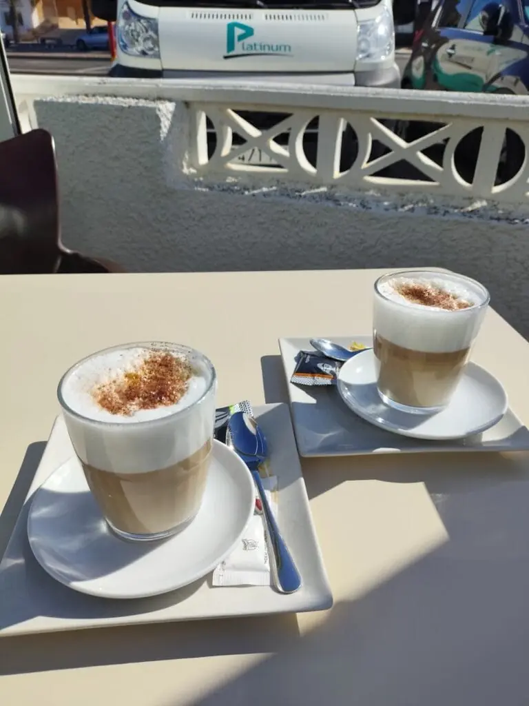 Terraza de Cafetería Ilse & Danny en la Gran Vía de La Manga