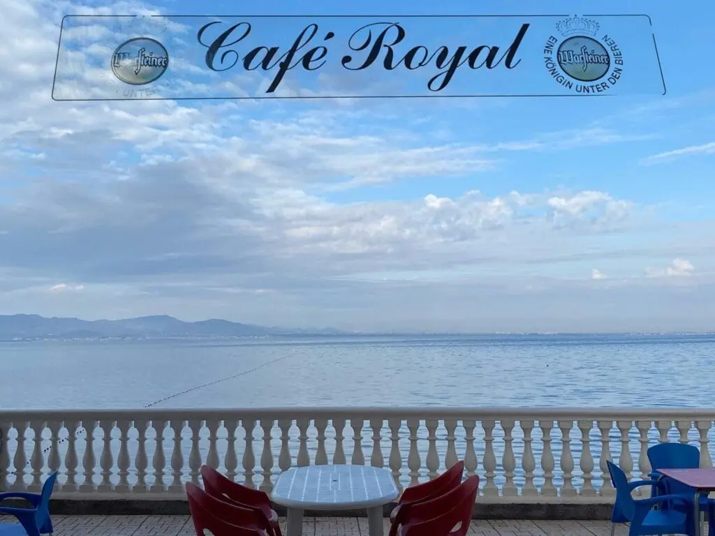 Rótulo de Café Royal sobre la terraza con vistas al Mar Menor