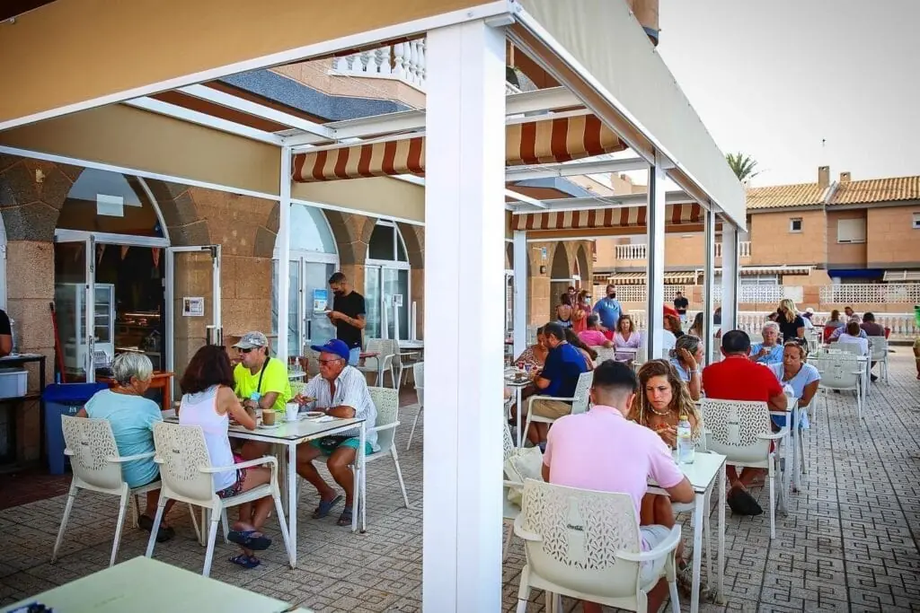 Terraza de Café Royal llena de clientes en La Manga