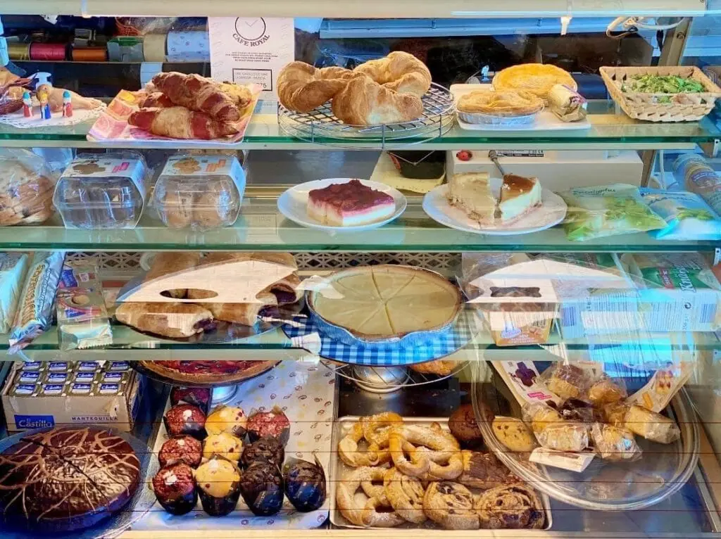 Vitrina de bollería y tartas de Café Royal, panadería alemana