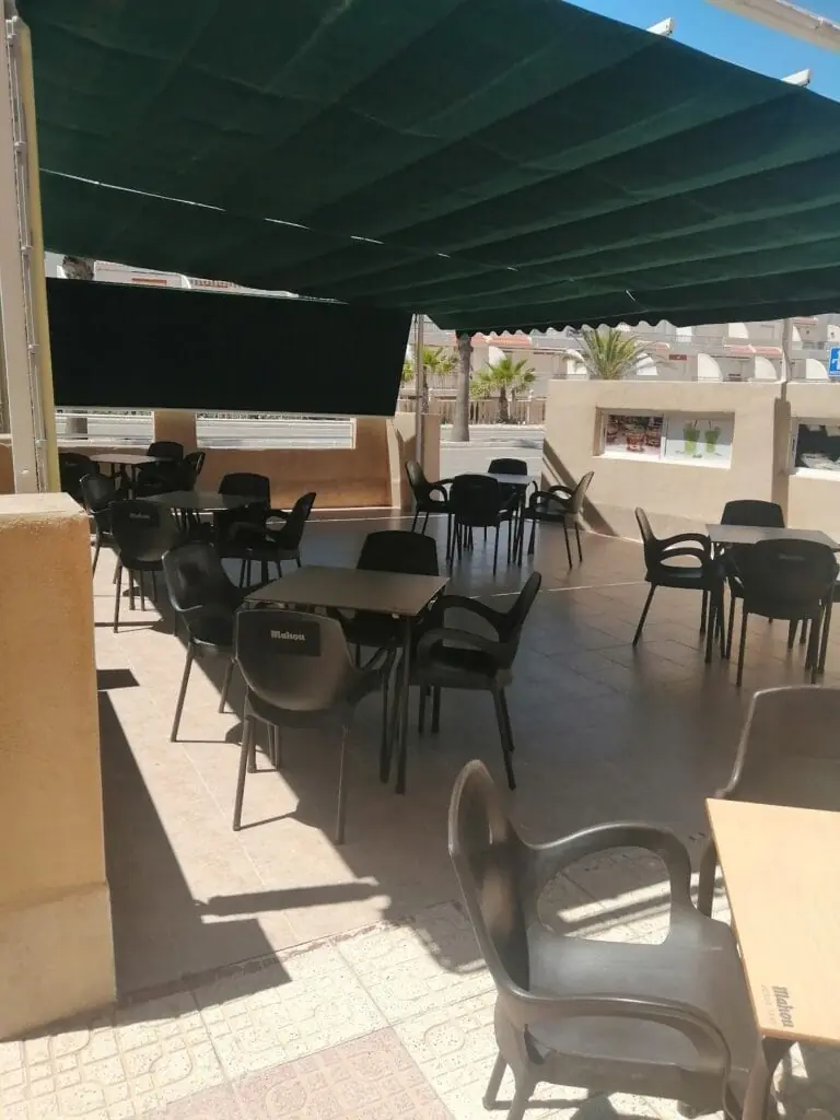Terraza cubierta de Cafetería Siglo XXI en el km 6 de La Manga