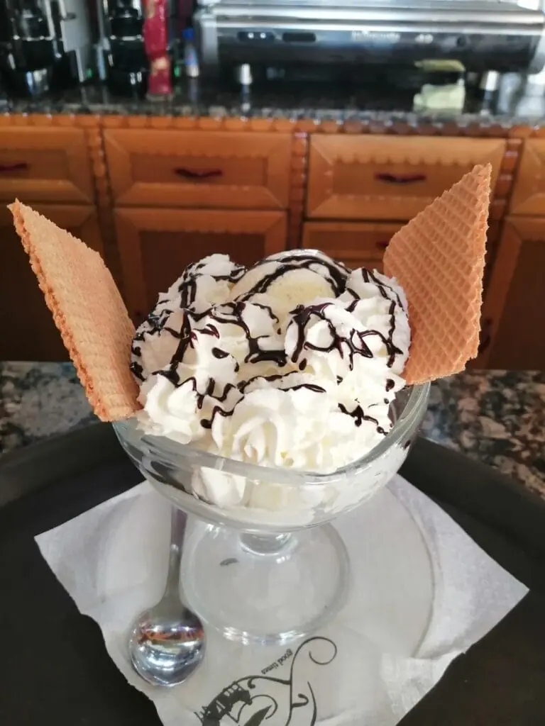 Copa de helado con nata y barquillos de Cafetería Siglo XXI