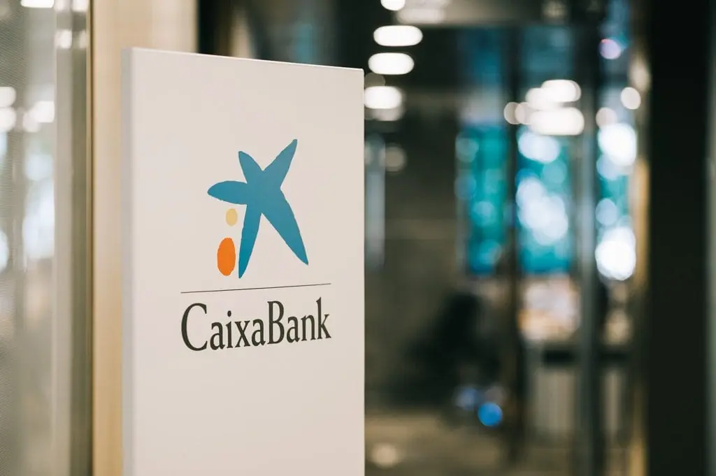 Detalle del logotipo de CaixaBank en un cartel interior