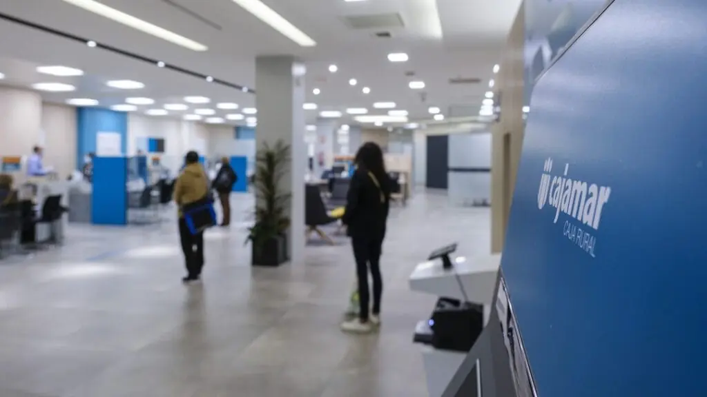 Interior de la oficina de Cajamar Caja Rural, con el logotipo en primer plano