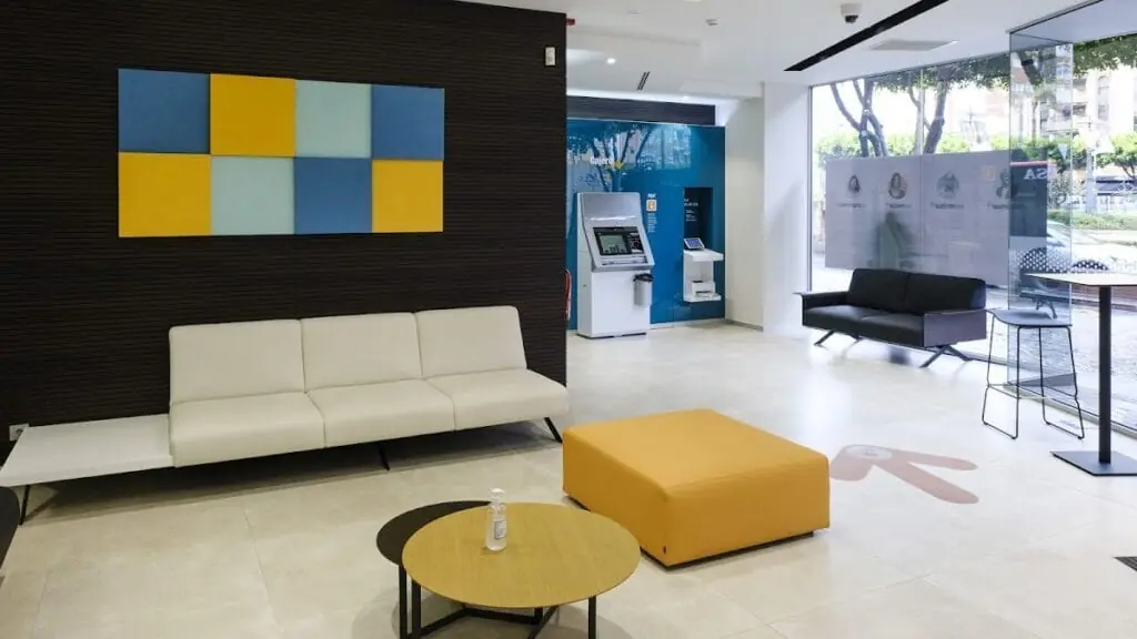 Zona de cajero automático y mobiliario de la oficina de Cajamar Caja Rural