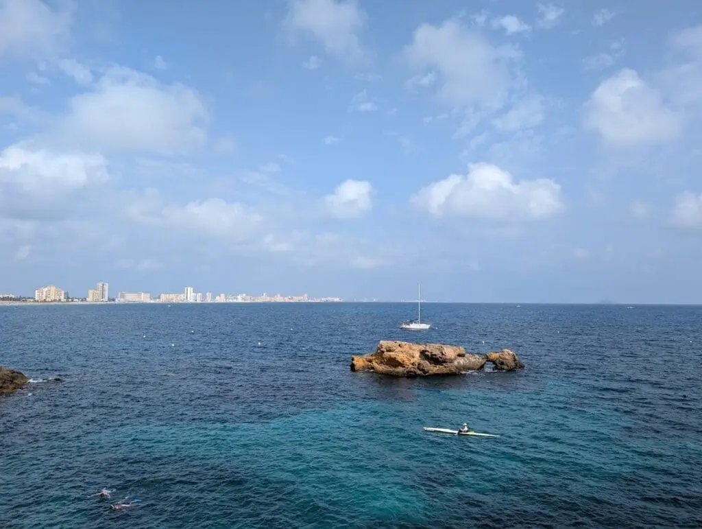 Aguas transparentes de la Cala del Pato en Cabo de Palos