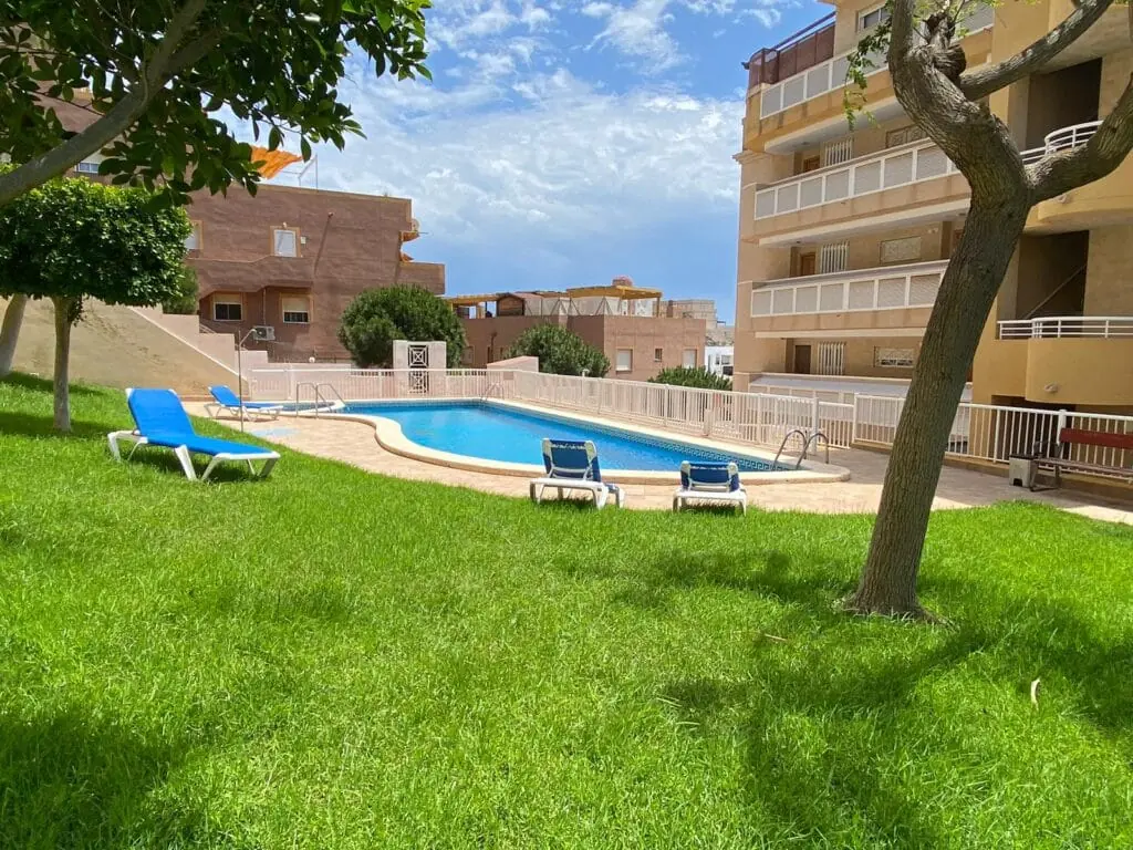 Piscina comunitaria junto a Cala Flores Alojamiento