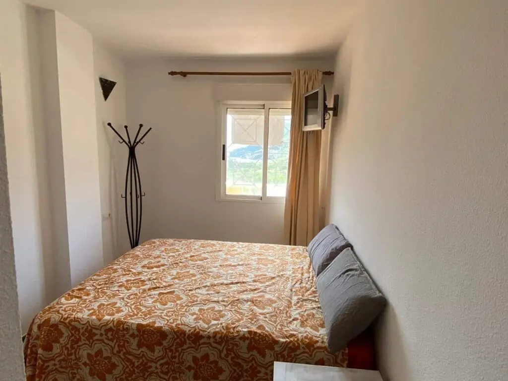 Dormitorio individual con vestidor de Cala Flores Alojamiento