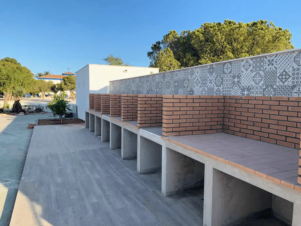 Zona de bancos de obra junto a los bungalows del Camping Mar Menor