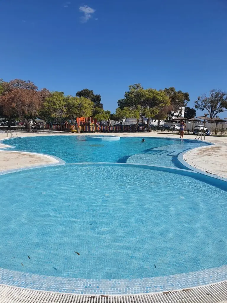 Piscina con zona infantil del Camping Mar Menor, junto a la playa