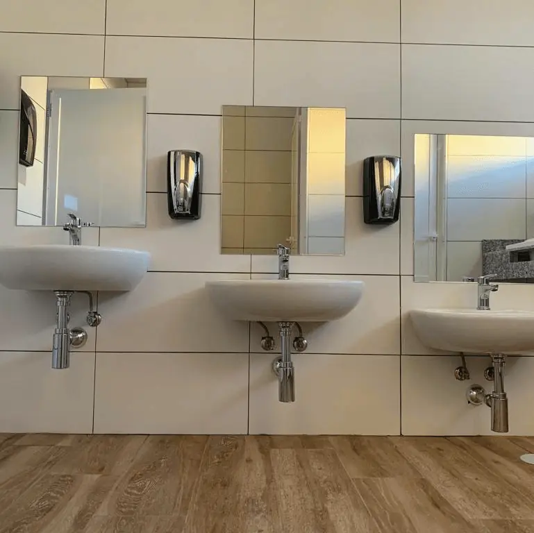 Aseos y duchas comunes del Camping Mar Menor