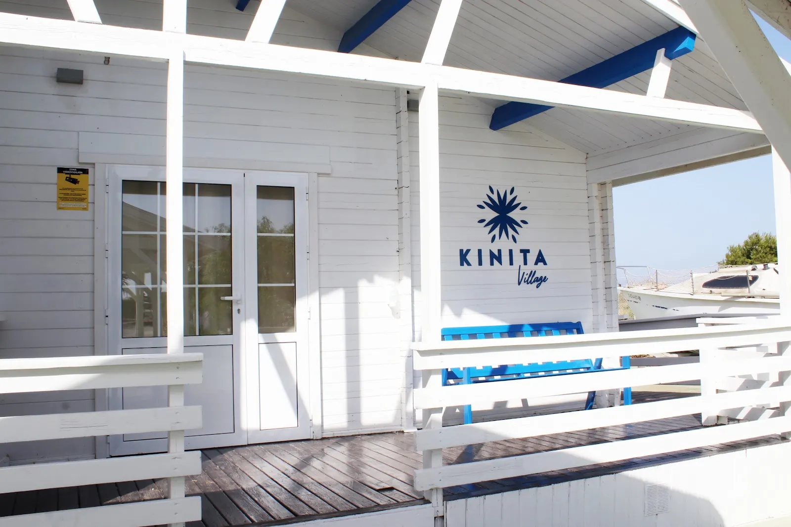 Fachada del beach club Kinita, el restaurante del Camping Mar Menor