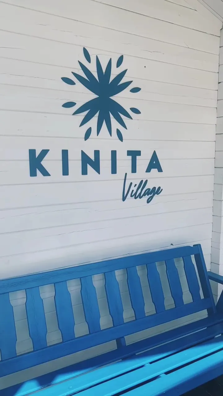 Logotipo y banco de madera del beach club Kinita, en el Camping Mar Menor