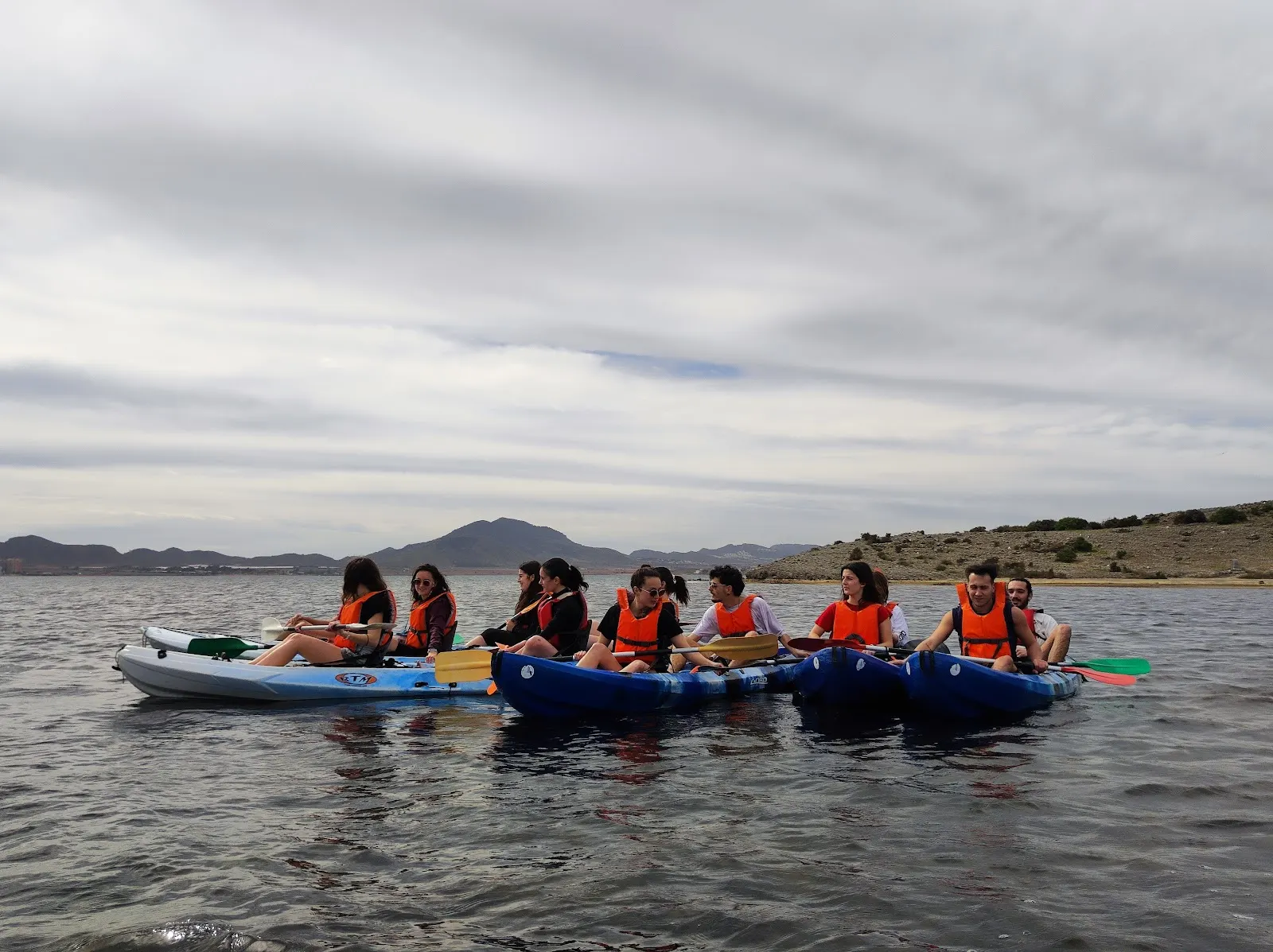 Niños en kayak con chaleco salvavidas en una actividad del Campus Náutico Dacar