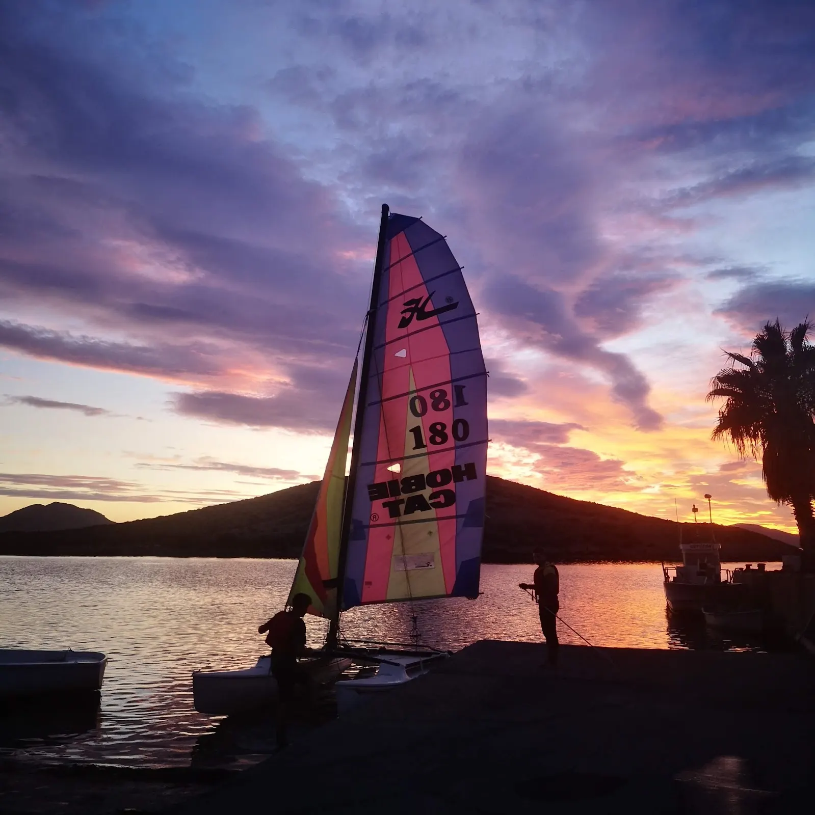 Catamarán navegando al atardecer en una actividad del Campus Náutico Dacar