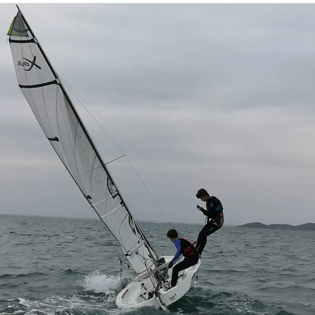 Vela ligera con tripulantes en plena regata del Campus Náutico Dacar