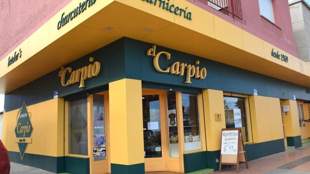 Mostrador de carne en Carnicería El Carpio, Los Belones