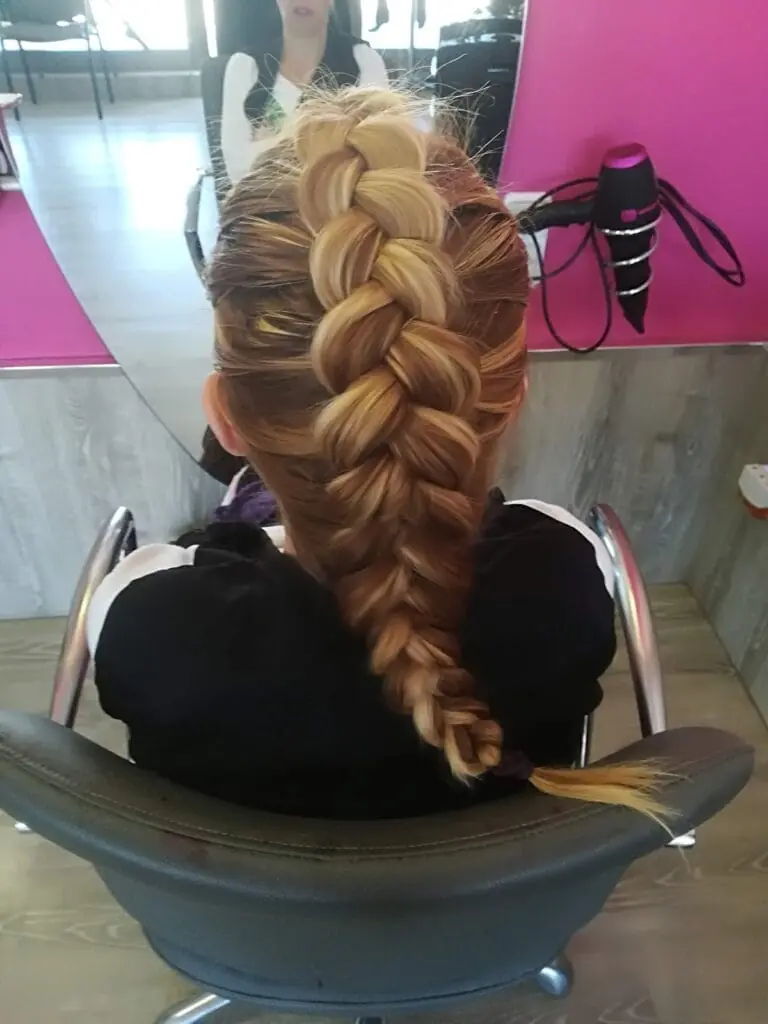 Trenza de espiga realizada en Carol Peluquería Unisex, La Manga
