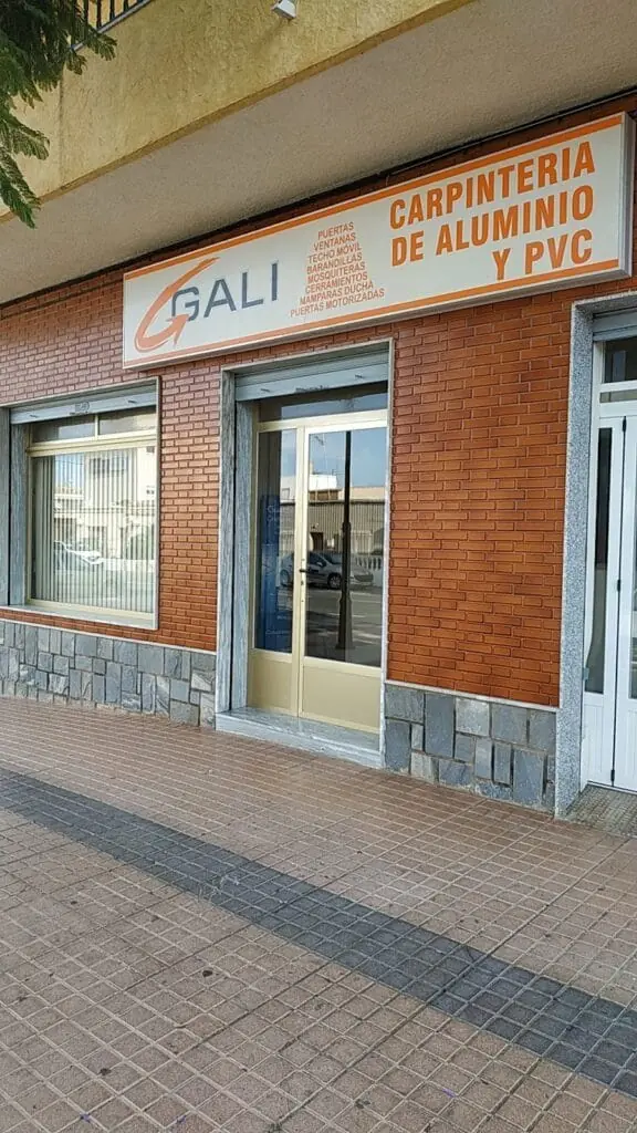 Ventana de aluminio instalada por Carpintería Gali