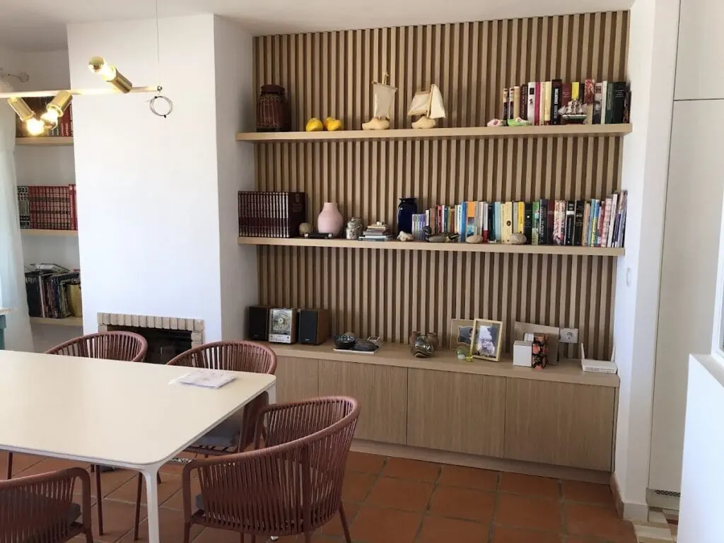 Estantería y mueble bajo de madera a medida realizados por Carpintería Laura Egea