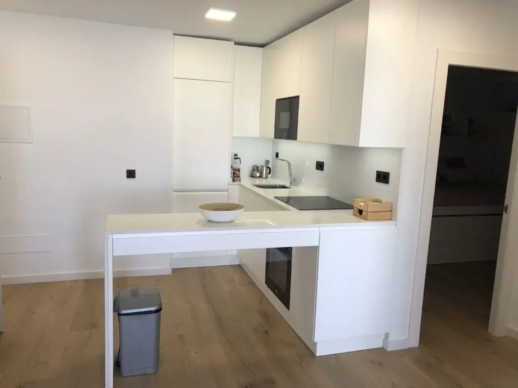 Cocina con muebles de madera a medida fabricados por Carpintería Laura Egea