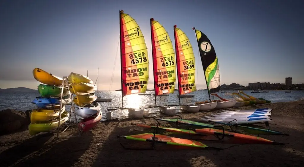 Clase de vela de Cavanna Wind frente al Hotel Izán Cavanna