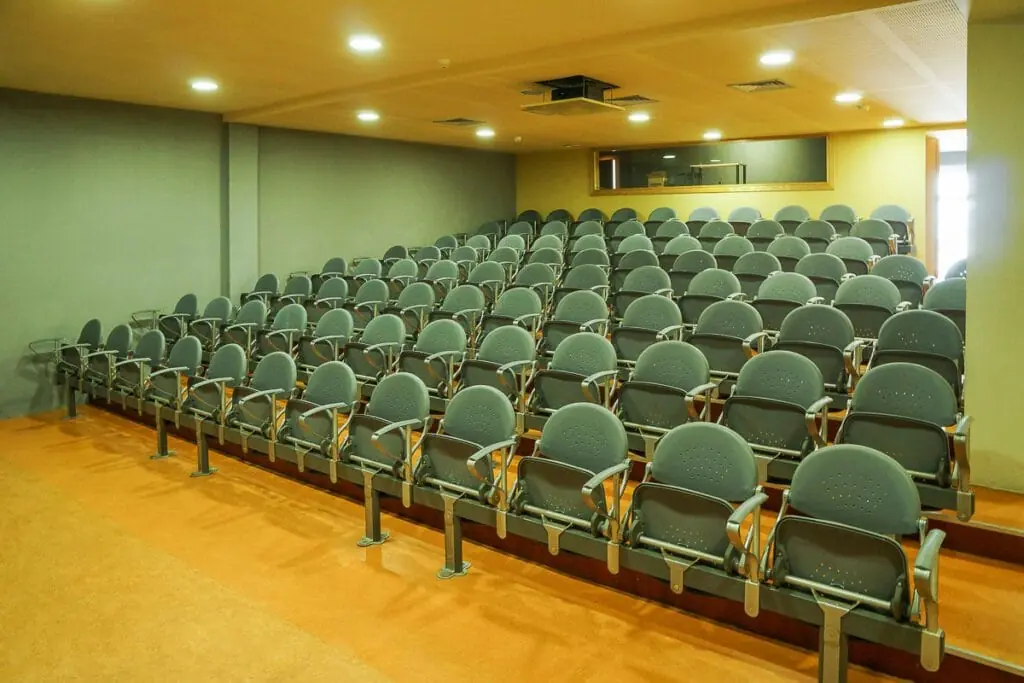 Sala de proyecciones con butacas del Centro de Visitantes de Cabo de Palos