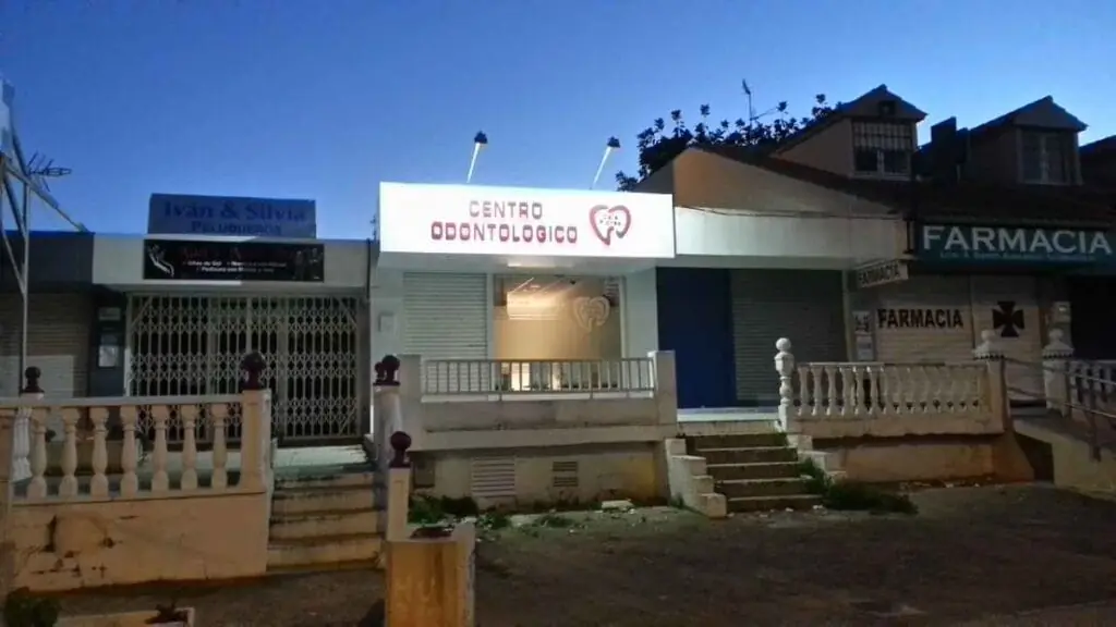 Fachada del Centro Odontológico Calaflores junto a la farmacia, Cabo de Palos