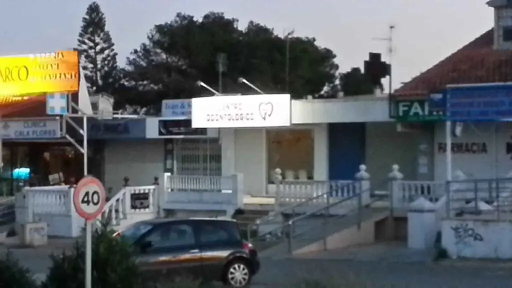 Calle de acceso al Centro Comercial Calaflores en Cabo de Palos