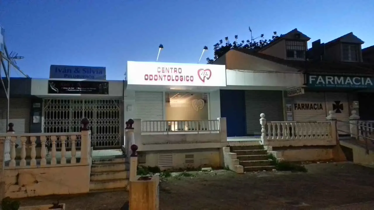 Entrada del Centro Odontológico Calaflores al atardecer, Cabo de Palos