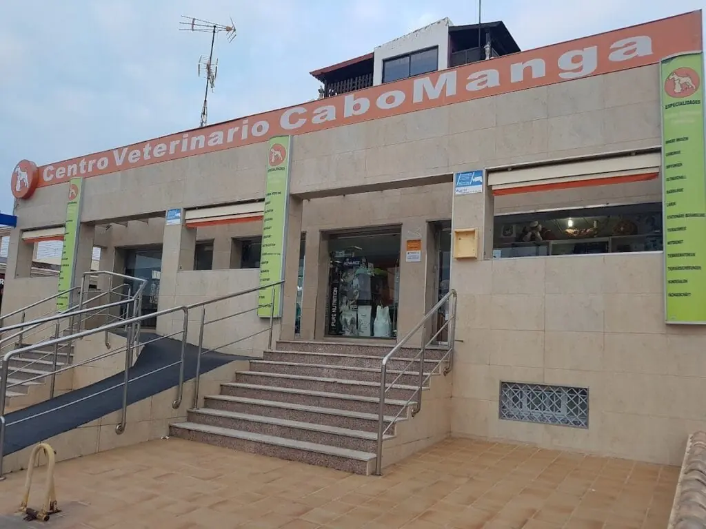 Fachada de Centro Veterinario Cabomanga con su rótulo, carretera de acceso a Cabo de Palos
