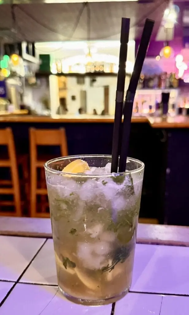 Mojito servido en la barra de Chinchorro con ambiente nocturno