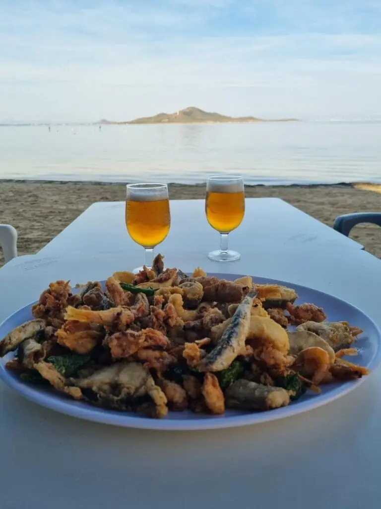 Terraza de Chiringuito El Barón junto al mar