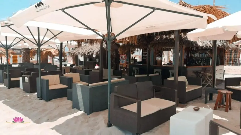 Cóctel servido en Chiringuito el Francés, La Manga
