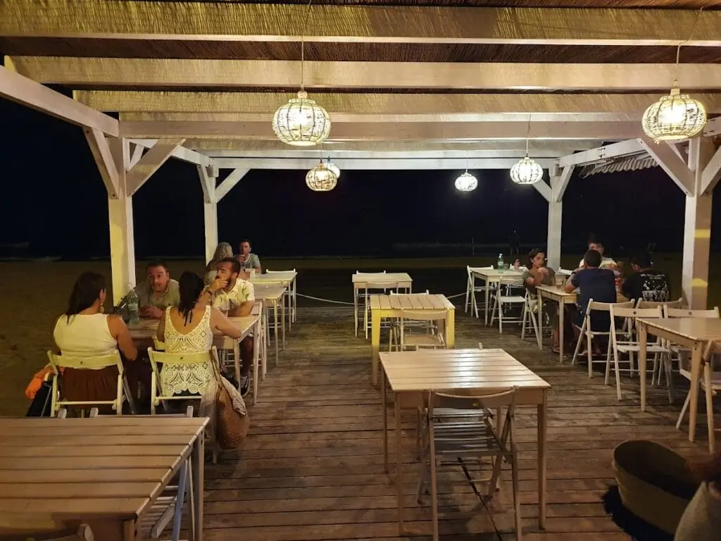 Cóctel al atardecer en Chiringuito Mangata