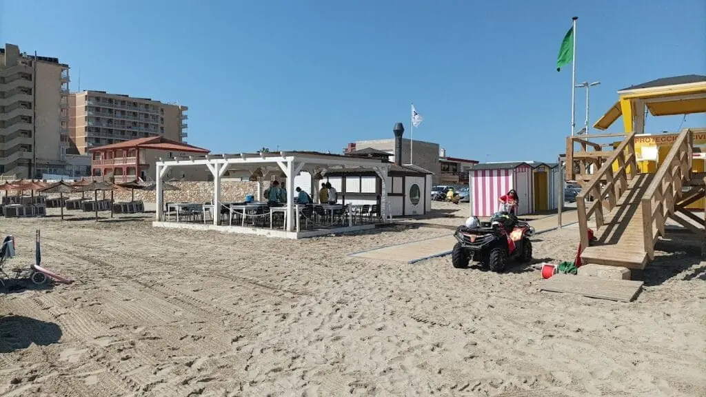 Ambiente de playa en Chiringuito Mangata