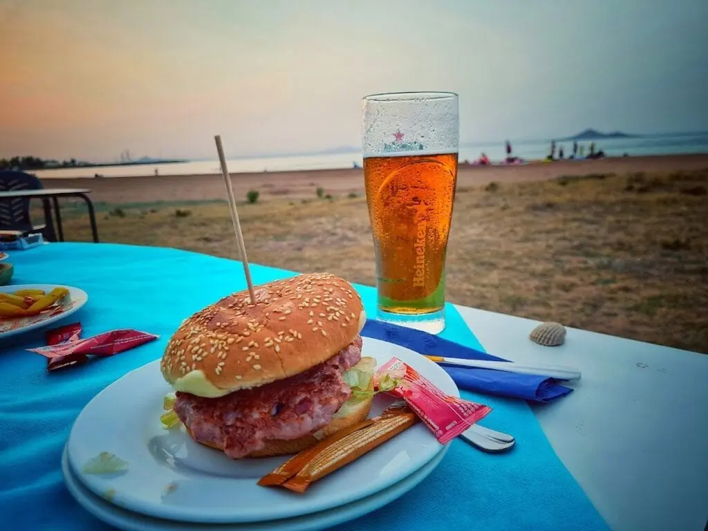 Terraza de Chiringuito Punta de Lomas junto al mar