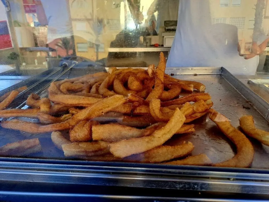 Churros recién hechos en Churrería A Por Churros, km 1 de La Manga